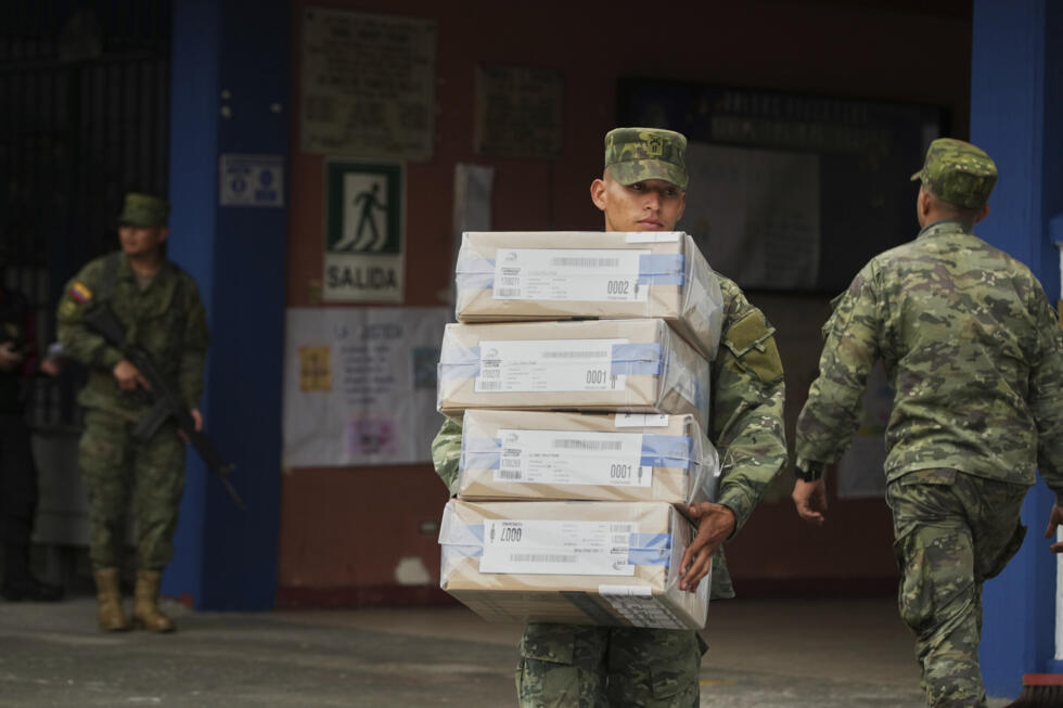Un soldado del Ejército lleva kits electorales en un centro de votación en preparación para la segunda vuelta de las elecciones presidenciales del domingo, en Quito, Ecuador, el sábado 12 de abril de 2025.