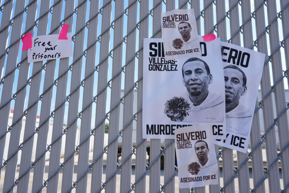 Carteles de protesta en las afueras de un centro de procesamiento de ICE acusan a esta agencia de la muerte de un migrante durante un arresto. Chicago, 6 de octubre de 2025.