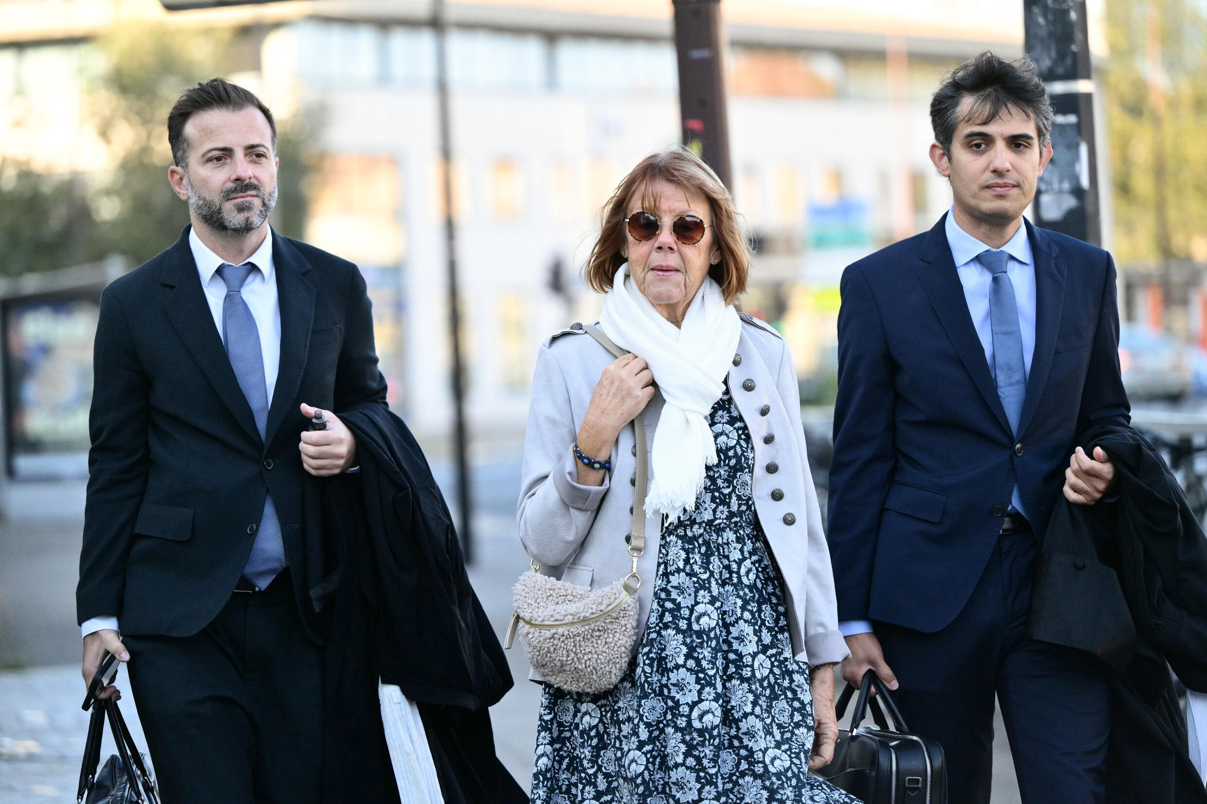 Gisèle Pelicot (c) arrive, avec ses avocats Stéphane Babonneau (d) et Antoine Camus au tribunal d'Avignon, le 17 septembre 2024 dans le Vaucluse
