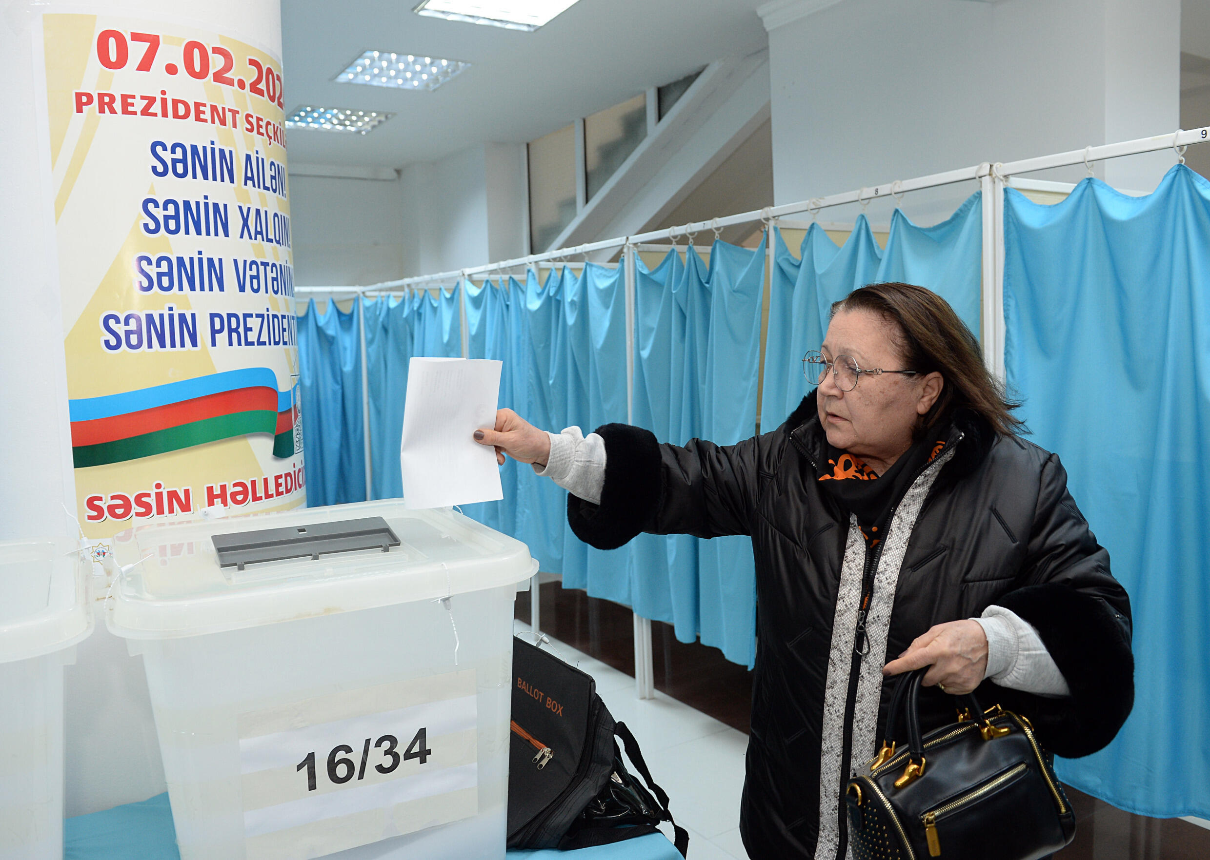 Dans un bureau de vote de Bakou, le 7 février 2024