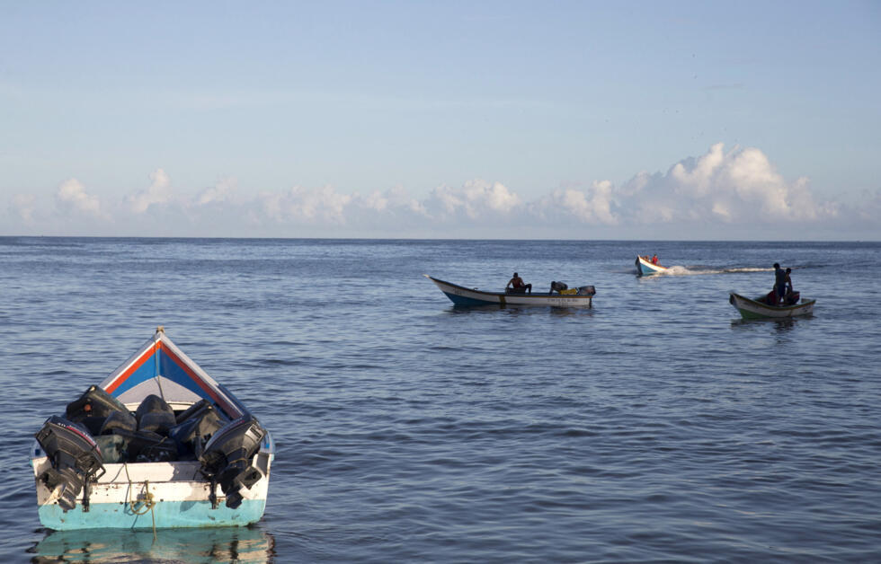 Archivo: FILE PHOTO: A boat loaded with containers is seen in the bay of Rio Caribe, a town near Caribbean islands, in the eastern state of Sucre, Venezuela October 30, 2015.