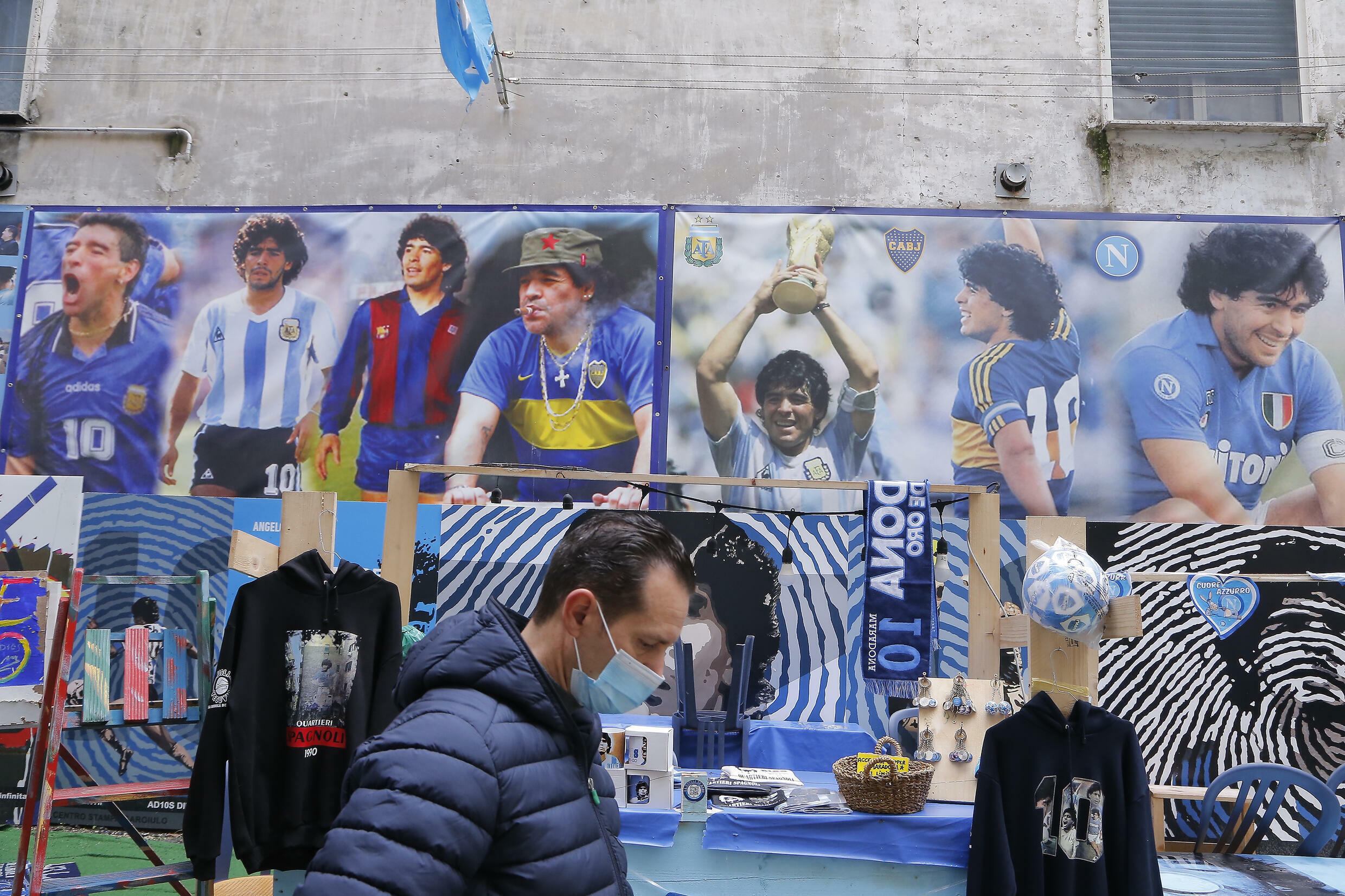 Carteles con la estrella del fútbol argentino Diego Maradona alineados en "lugar Maradona" en el "Barrios españoles" de Nápoles, el 23 de noviembre de 2021