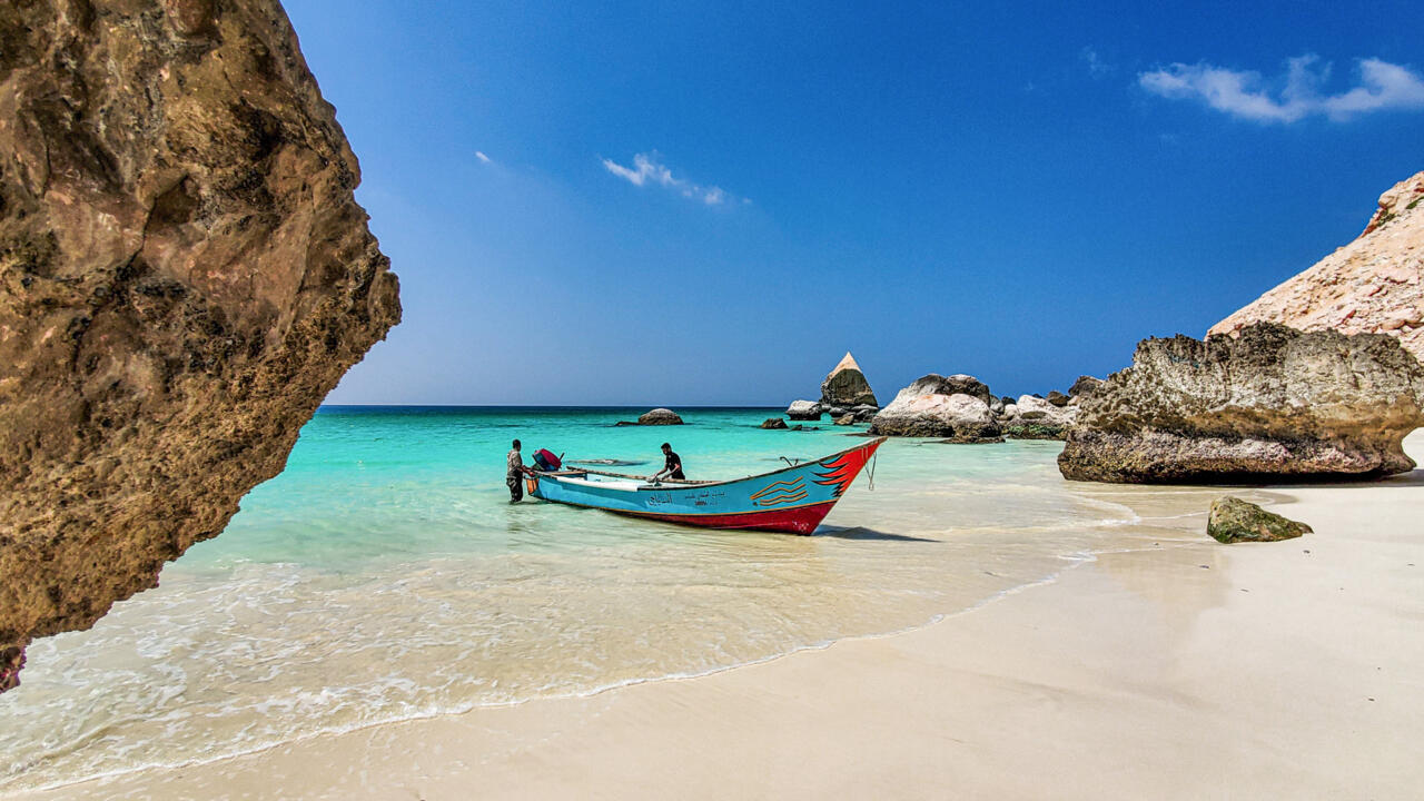 إجلاء السياح العالقين في سقطرى اعتبارا من الأربعاء (مسؤول)