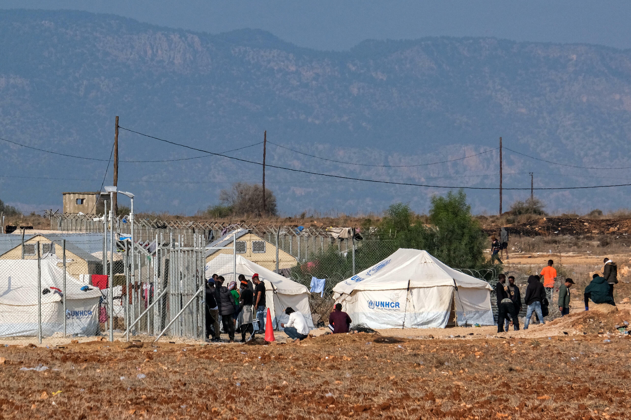 Μετανάστες στο κέντρο υποδοχής Purnara στην Κοκινοττριμυθιά της Κύπρου, περίπου 20 χιλιόμετρα από τη Λευκωσία, όπου ο Πάπας Φραγκίσκος θα συναντήσει μερικούς από αυτούς που έχουν καταφύγει στο νησί για να ξεφύγουν από τη φτώχεια και τις συγκρούσεις