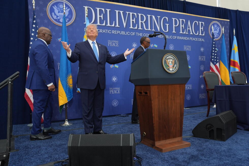 Donald Trump arrives for a signing ceremony with Rwandan President Paul Kagame and Democratic Republic of Congo President Félix Tshisekedi.