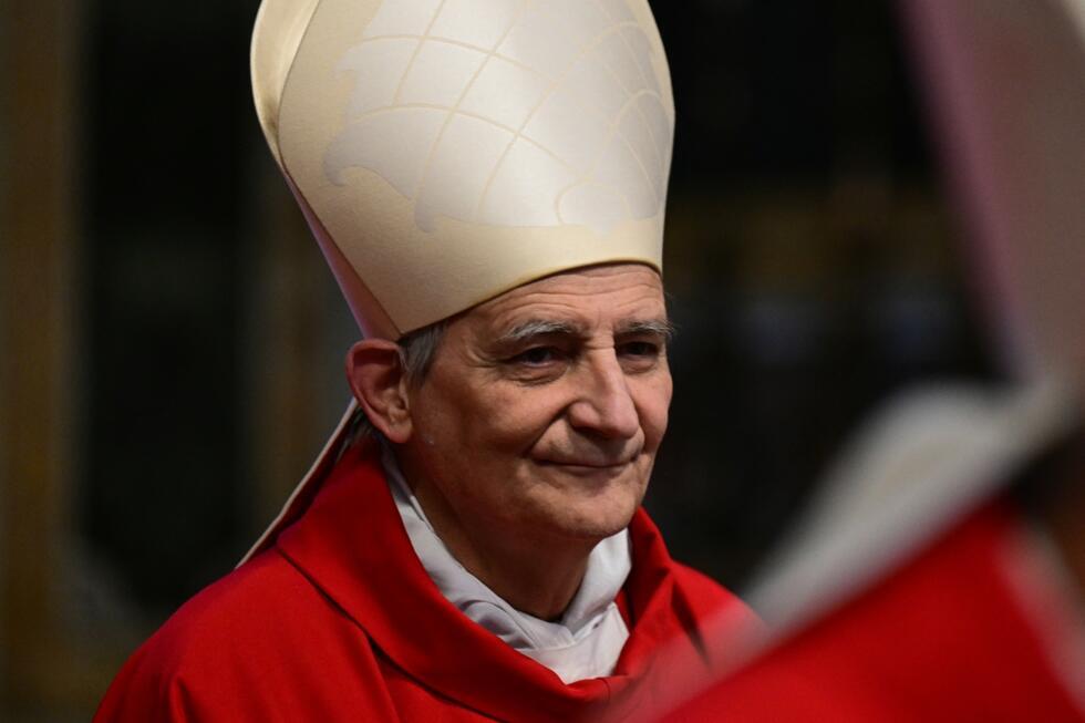 Le cardinal italien Matteo Maria Zuppi assiste à la messe de la septième Novemdiale à la basilique Saint-Pierre, après les funérailles du pape et avant le conclave, au Vatican, le 2 mai 2025.