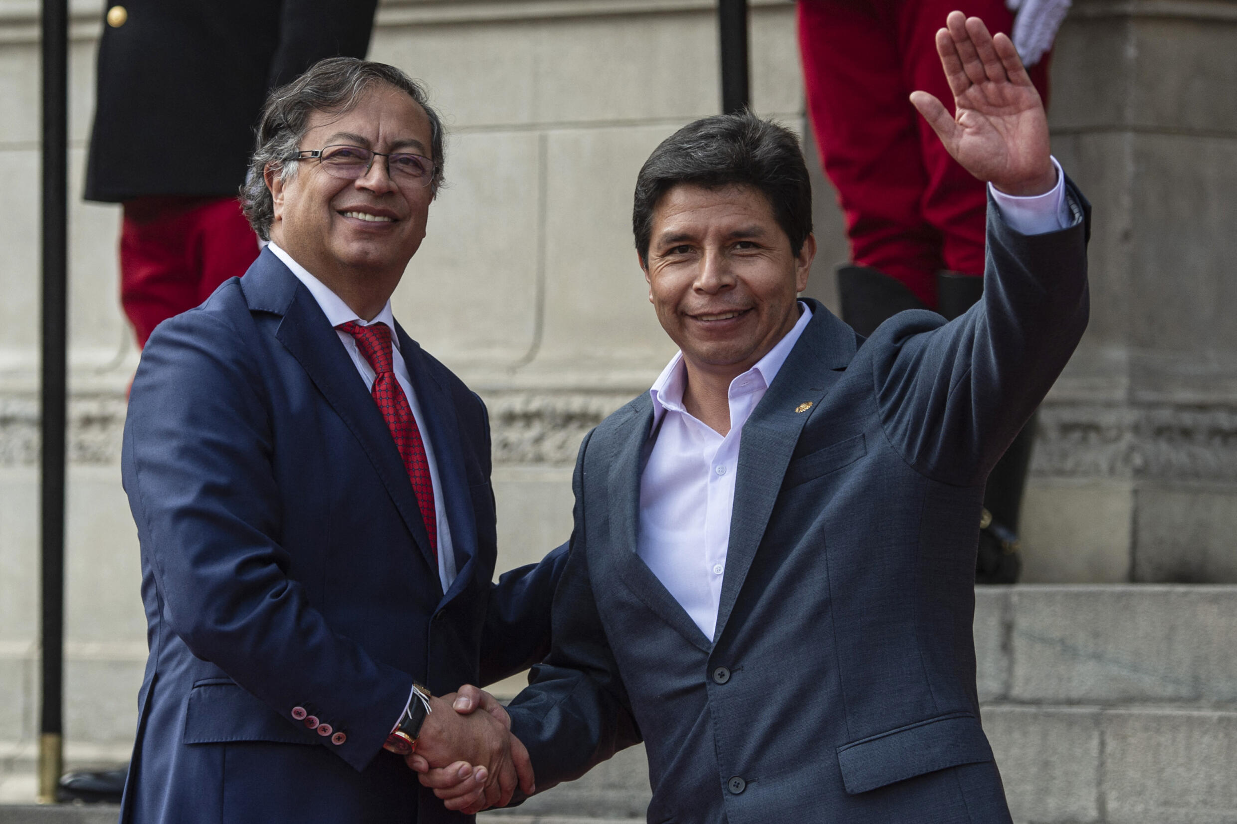 El presidente de Colombia, Gustavo Petro (izq.), y el presidente de Perú, Pedro Castillo (der.), se dan la mano antes de una reunión en el Palacio de Gobierno en Lima, el 29 de agosto de 2022.