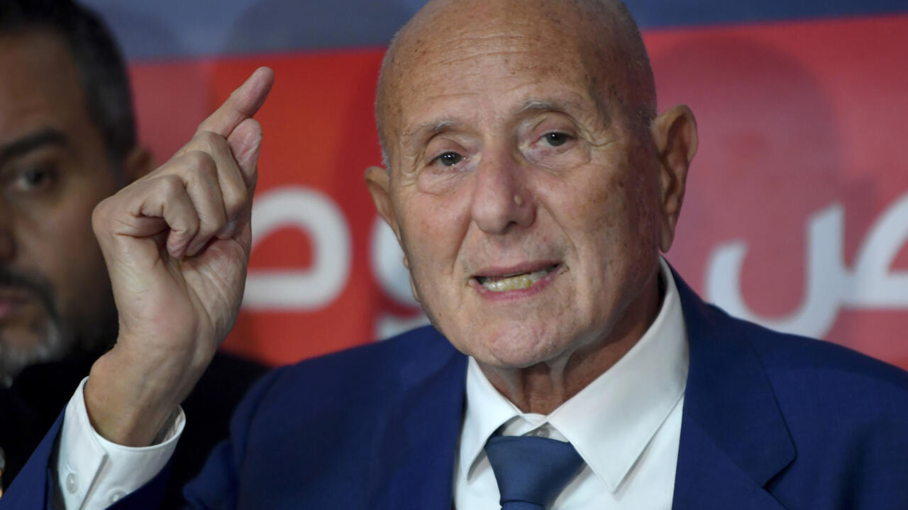 تونس: اعتقال المعارض نجيب الشابي لتنفيذ حكم بالسجن 12 عاما بتهمة التآمر على أمن الدولة