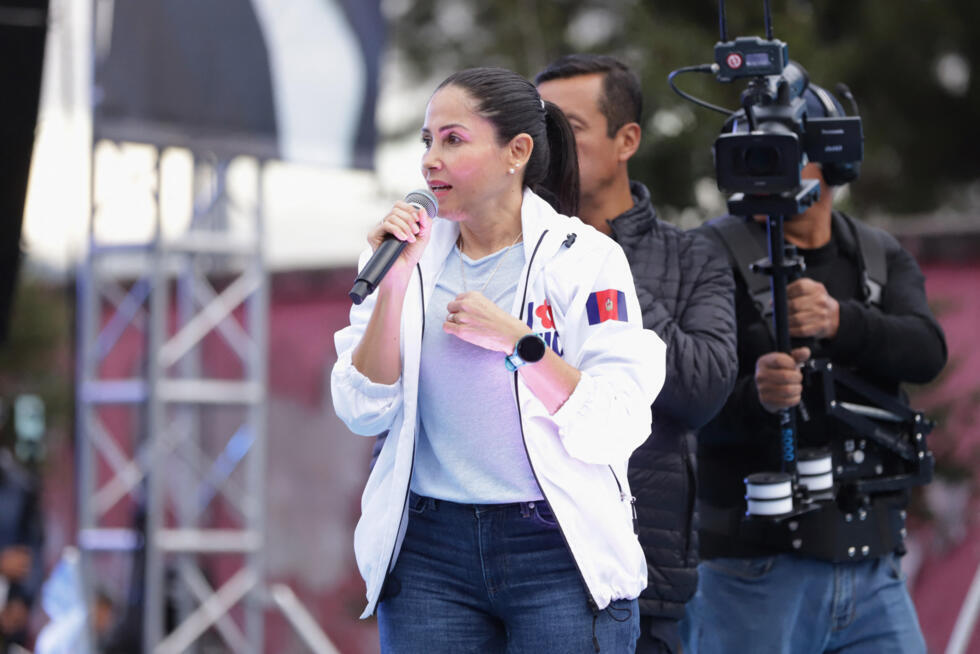 La candidata a la presidencia de Ecuador por el partido Movimiento Revolución Ciudadana, Luisa González, gesticula mientras se dirige a sus simpatizantes durante su último mitin de campaña en Quito, el 9 de abril de 2025. Ecuador celebrará una segunda vuelta presidencial el 13 de abril.