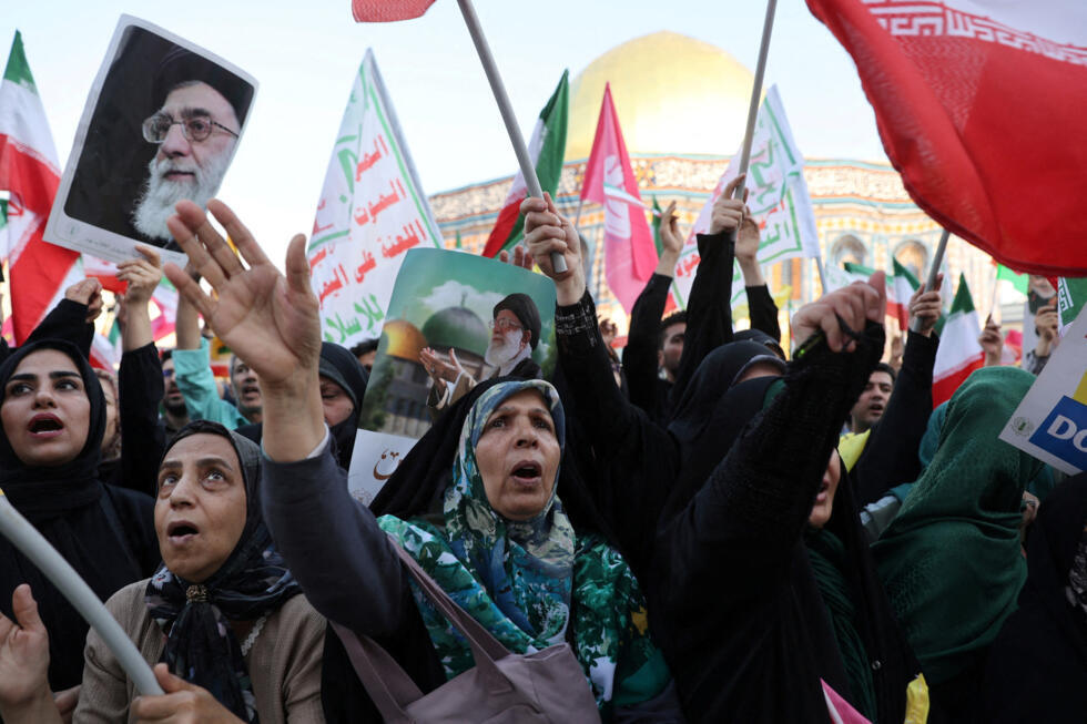 La gente asiste a una manifestación anti-israelí tras los ataques israelíes contra Irán, en Teherán, Irán, 14 de junio de 2025.