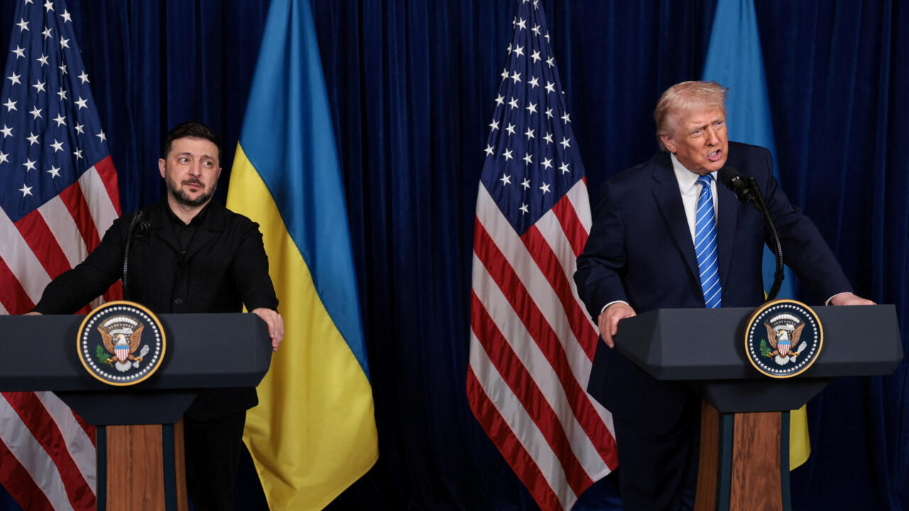 Une photo d'archive montrant le président ukrainien Volodymyr Zelensky aux côtés du président américain Donald Trump lors d'une conférence de presse au club Mar-a-Lago de Trump.