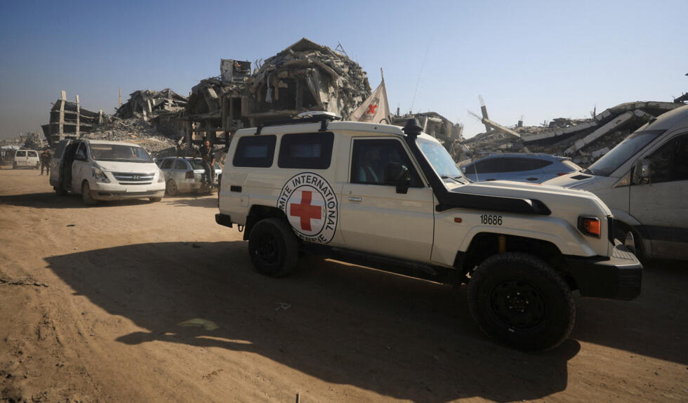 FOTO DE ARCHIVO: Personal de la Cruz Roja espera para dirigirse a una zona dentro de la denominada «línea amarilla» a la que se retiraron las tropas israelíes en virtud del alto el fuego, mientras Hamás afirma que sigue buscando los cadáveres de los rehenes fallecidos secuestrados durante el ataque del 7 de octubre de 2023 contra Israel, en la ciudad de Gaza, el 20 de noviembre de 2025.