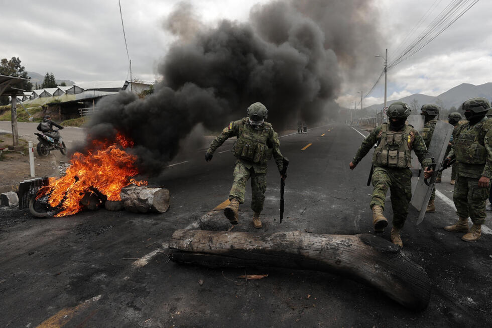 Archivo. Integrantes de las Fuerzas Armadas remueven escombros después de una protesta en la avenida panamericana norte, en Tabacundo (Ecuador). El presidente de Ecuador, Daniel Noboa, aseveró que prefiere "morir" antes que retroceder en su decisión de eliminar el subsidio al diésel, como lo exige la poderosa Confederación de Nacionalidades Indígenas de Ecuador (Conaie), que lidera protestas contra esa y otras medidas del Gobierno.
