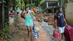 Los residentes abandonan sus hogares después de que las inundaciones provocaran corrimientos de tierra mortales cerca de la playa de Juquehy en Sao Sebastiao, Brasil, el lunes 20 de febrero de 2023.