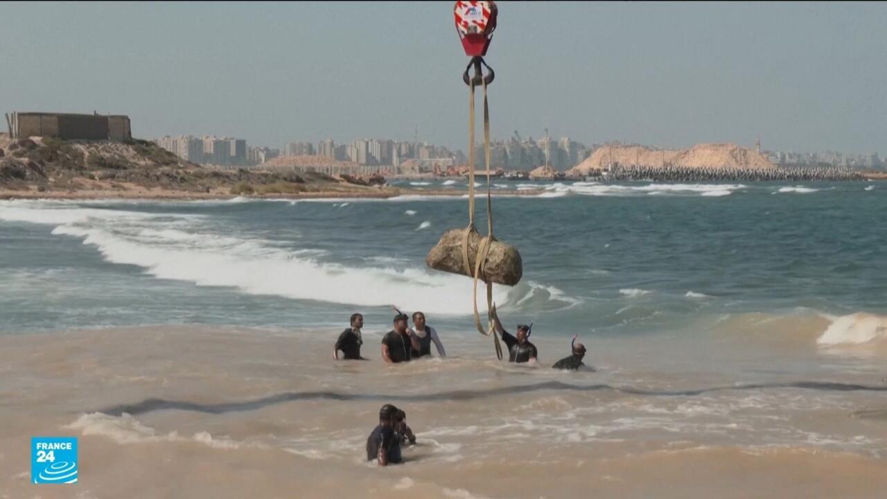 الكشف عن أجزاء من مدينة أثرية غارقة على سواحل أبي قير شرق الإسكندرية بمصر