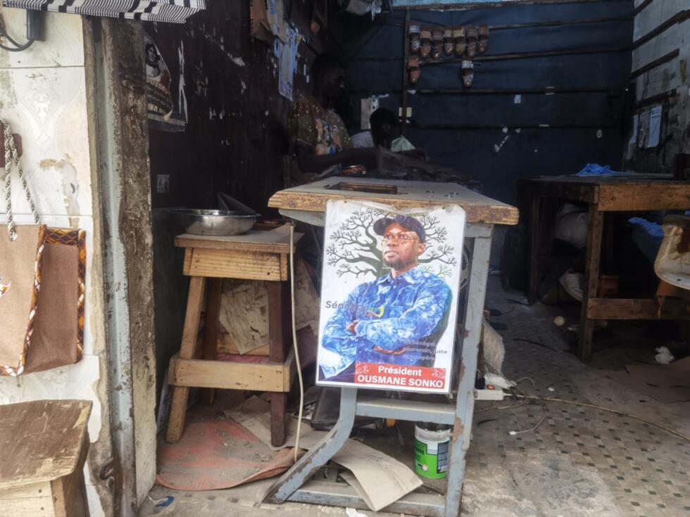 Ousmane Sonko, l'homme fort du pouvoir senegalais adulé dans cet atelier de cordonnerie à Dakar