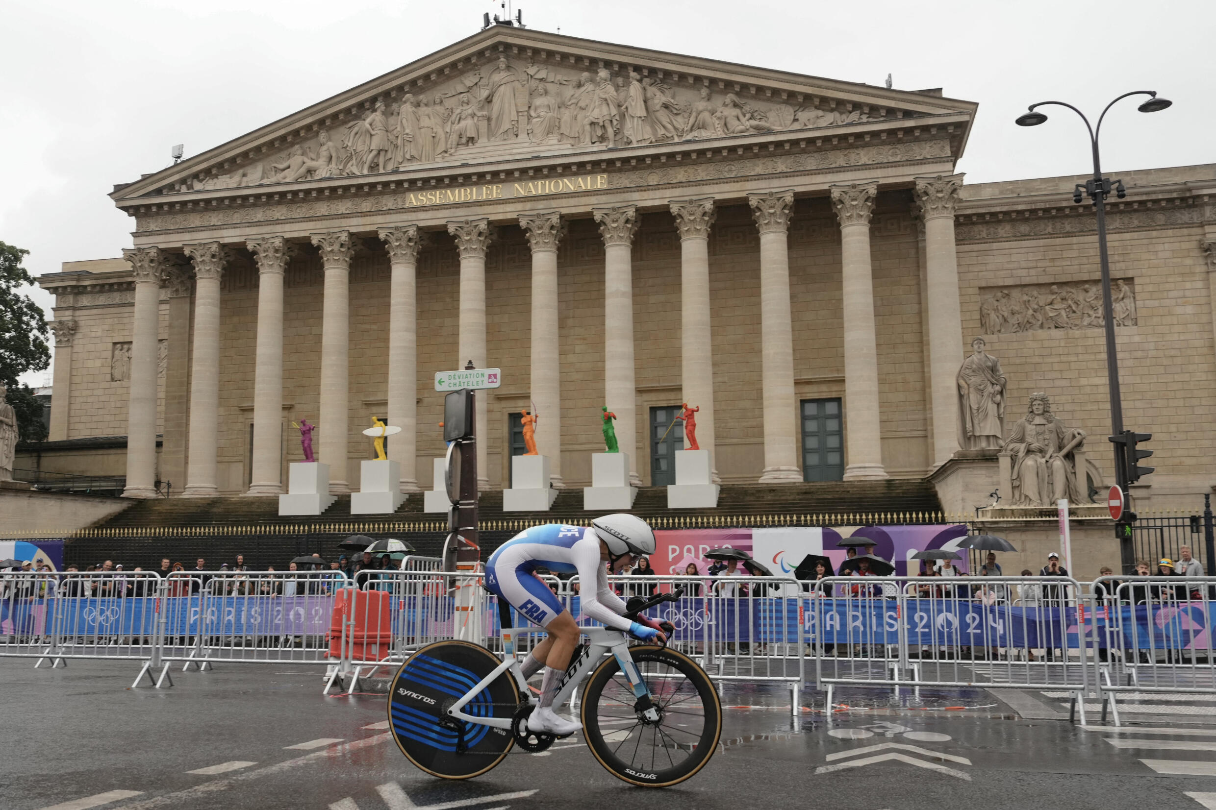 En cyclisme, le contre-la-montre a aussi été organisé dans les rues de la capitale. La Française Juliette Labous a roulé le 27 juillet 2024 devant l'Assemblée nationale.