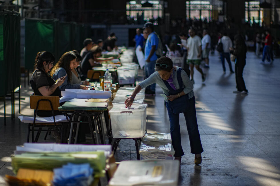 Una mujer deposita su voto en la antigua estación de tren Mapocho, ahora centro cultural, durante las elecciones regionales y de alcaldes en Santiago de Chile, el domingo 27 de octubre de 2024.