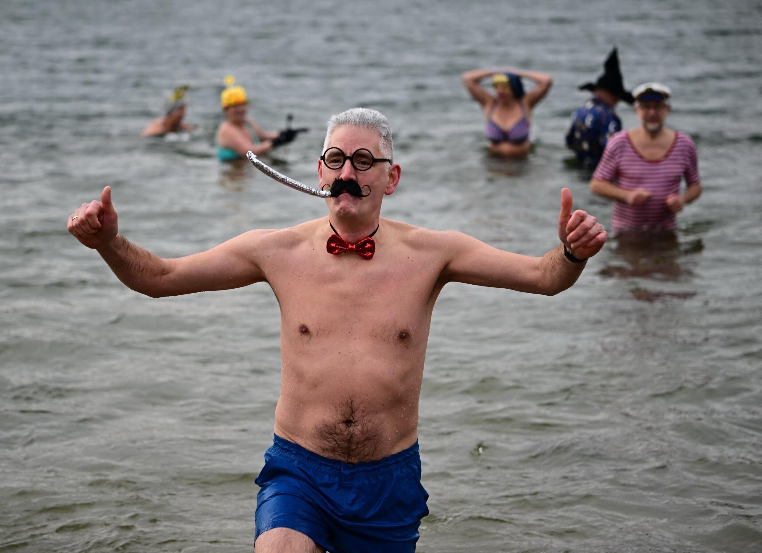 Les membres du club de natation Berliner Seehunde (les phoques de Berlin, en allemand) participent à la traditionnelle baignade du Nouvel An au lac Orankesee à Berlin, en Allemagne, le 1er j