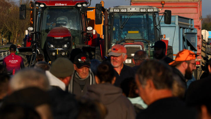 Productores agrícolas estacionan tractores para bloquear la autopista A64 cerca de Carbonne. 13 de diciembre de 2025.
