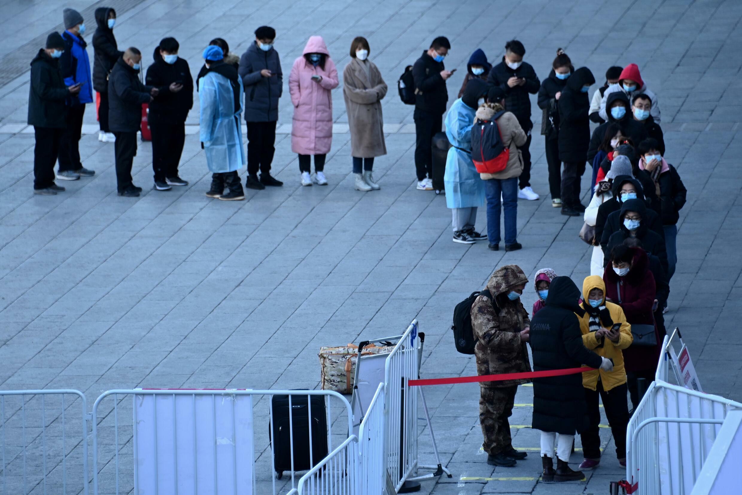 Une file d'attente pour le trest anticovid à Pékin, el 27 de enero de 2022