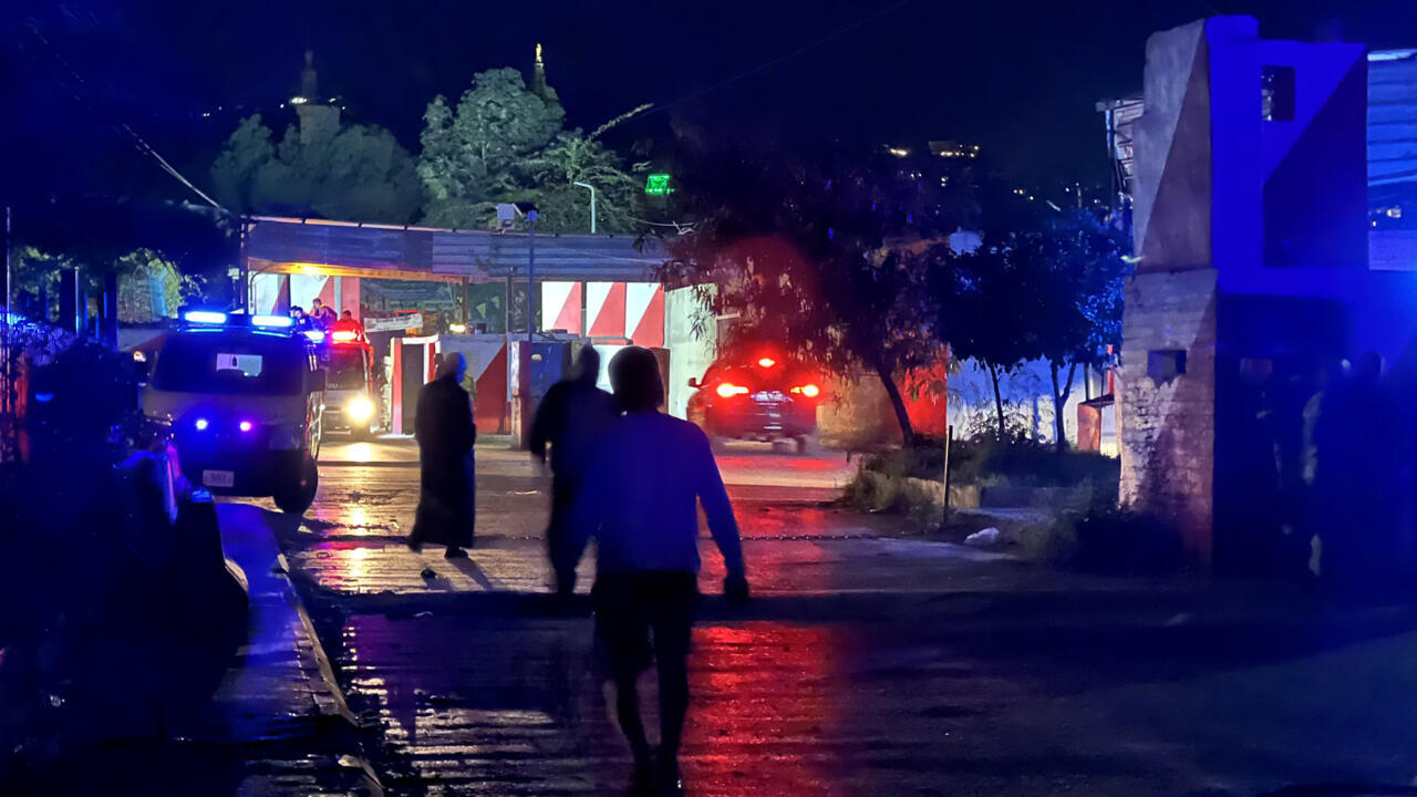 مقتل 13 شخصا في غارة على مخيم للاجئين الفلسطينيين في جنوب لبنان