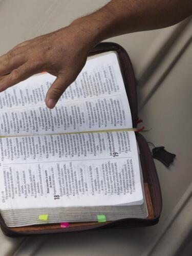 Enlace. El Día Nacional de la Biblia desata controversia en Guatemala.