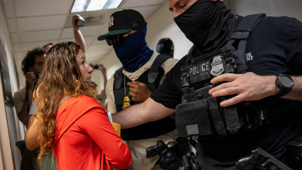 Una migrante es detenida por oficiales federales de inmigración en un tribunal de inmigración de Estados Unidos en Manhattan, en la ciudad de Nueva York, EE. UU., el 12 de agosto de 2025.