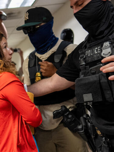 Una migrante es detenida por oficiales federales de inmigración en un tribunal de inmigración de Estados Unidos en Manhattan, en la ciudad de Nueva York, EE. UU., el 12 de agosto de 2025.