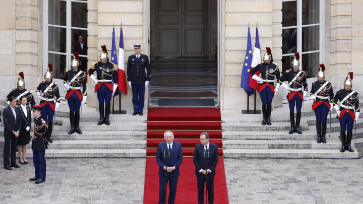 François Bayrou et Sebastien Lecornu sur le perron de l'Hôtel Matignon à Paris, le 10 septembre 2025.