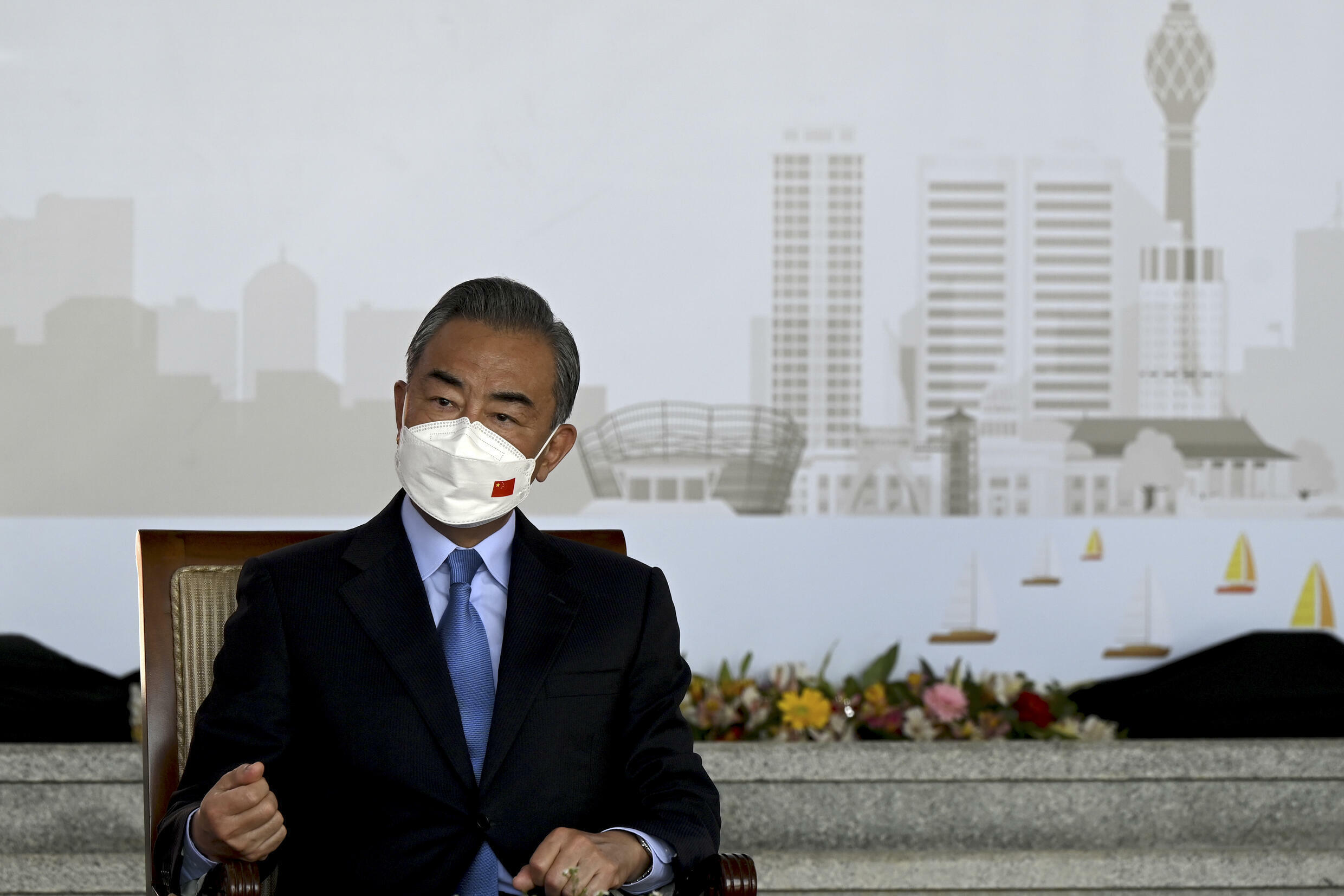 Le chef de la diplomatie chinoise Wang Yi, ici en visit officielle le 9 January 2022 in Colombo, demande aux Etats-Unis de ne pas perturber les JO