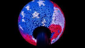 Deze afbeelding, verstrekt door America250 in december 2025, toont het oudejaarsbal, ontworpen om het 250-jarig bestaan ​​van de Verenigde Staten te vieren