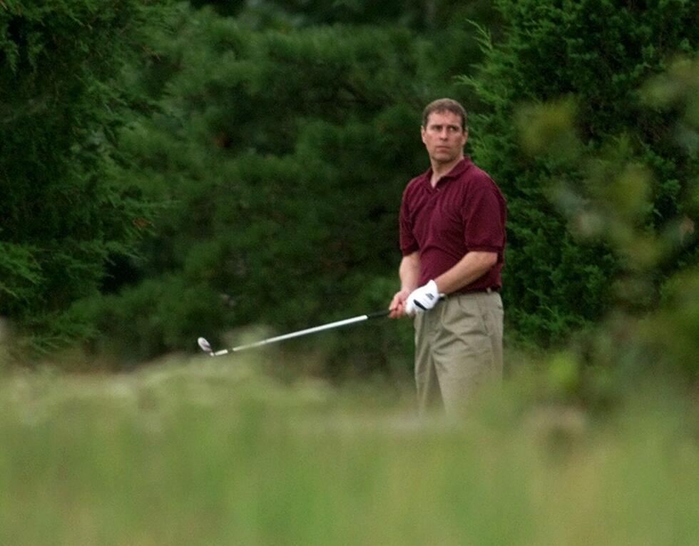 Le prince Andrew, duc d'York, joue au golf au Farm Neck Golf Club à Oak Bluffs, Massachusetts, sur le Martha's Vineyard avec le président Clinton, non représenté, le 27 août 1999.