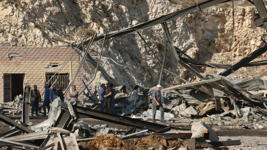 غارات إسرائيلية على جنوب لبنان وحزب الله يرفض التفاوض ويؤكد "حقه في المقاومة"