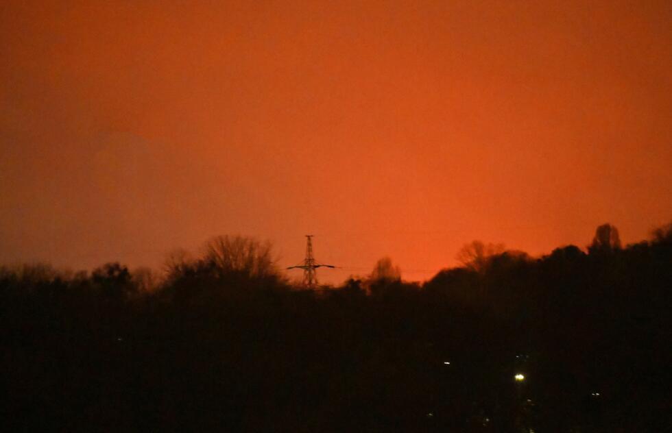 La lueur d'une explosion russe dans le ciel de Kiev, le 27 décembre 2025