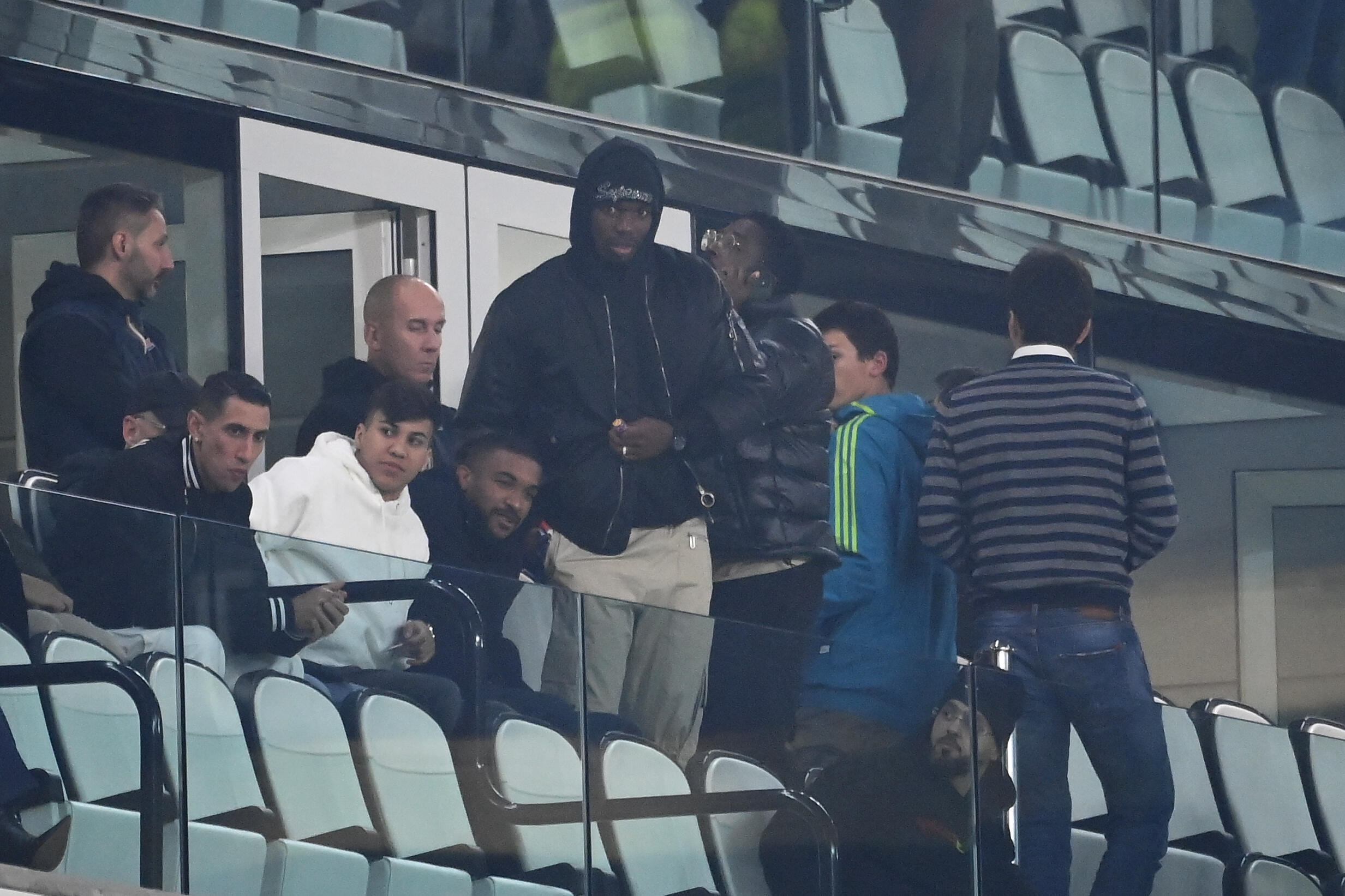 Le milieu de terrain français de la Juventus Paul Pogba (c.) assiste au match du groupe H de la Ligue des champions entre la Juventus Turin et le Paris Saint-Germain, a Torino, il 2 novembre 2022