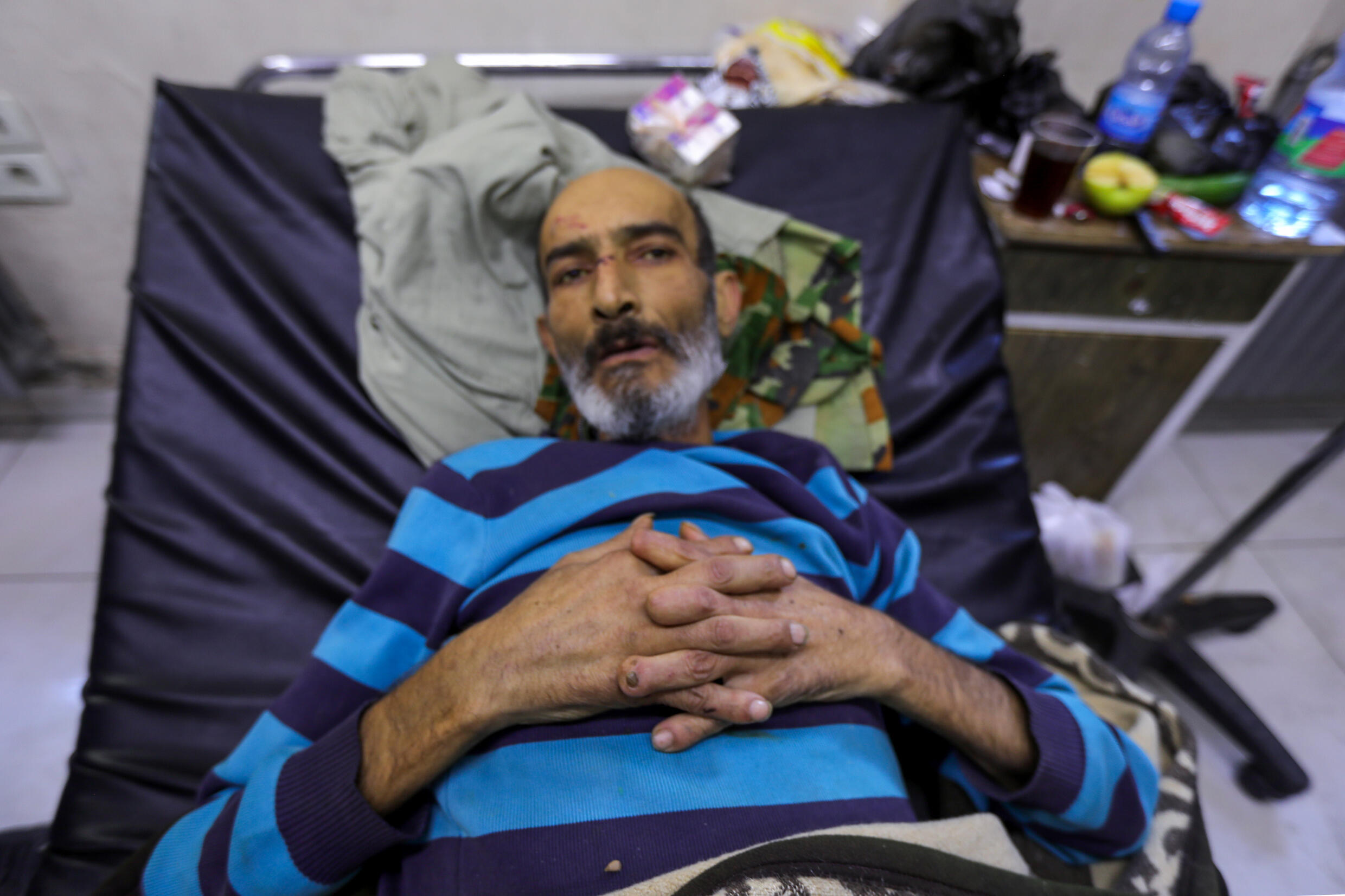 Un ancien détenu reçoit des soins à l'hôpital Ibn al-Nafis, dans le nord de Damas, le 14 décembre 2024.