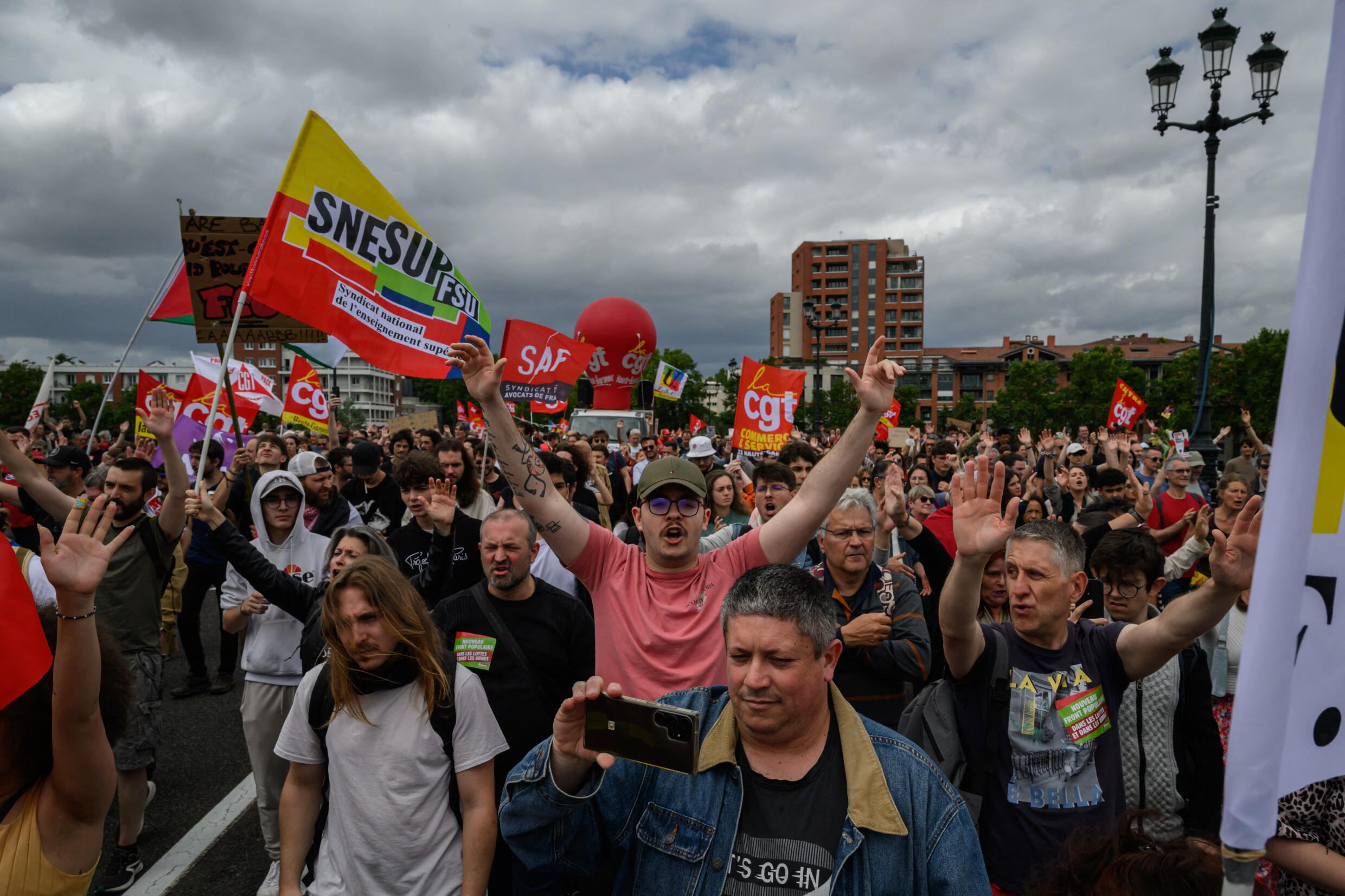 Varias personas participan en una concentración contra la extrema derecha después de que el presidente francés convocara elecciones legislativas tras los importantes avances de los partidos de extrema derecha en las elecciones al Parlamento Europeo, en Toulouse, el 15 de junio de 2024.