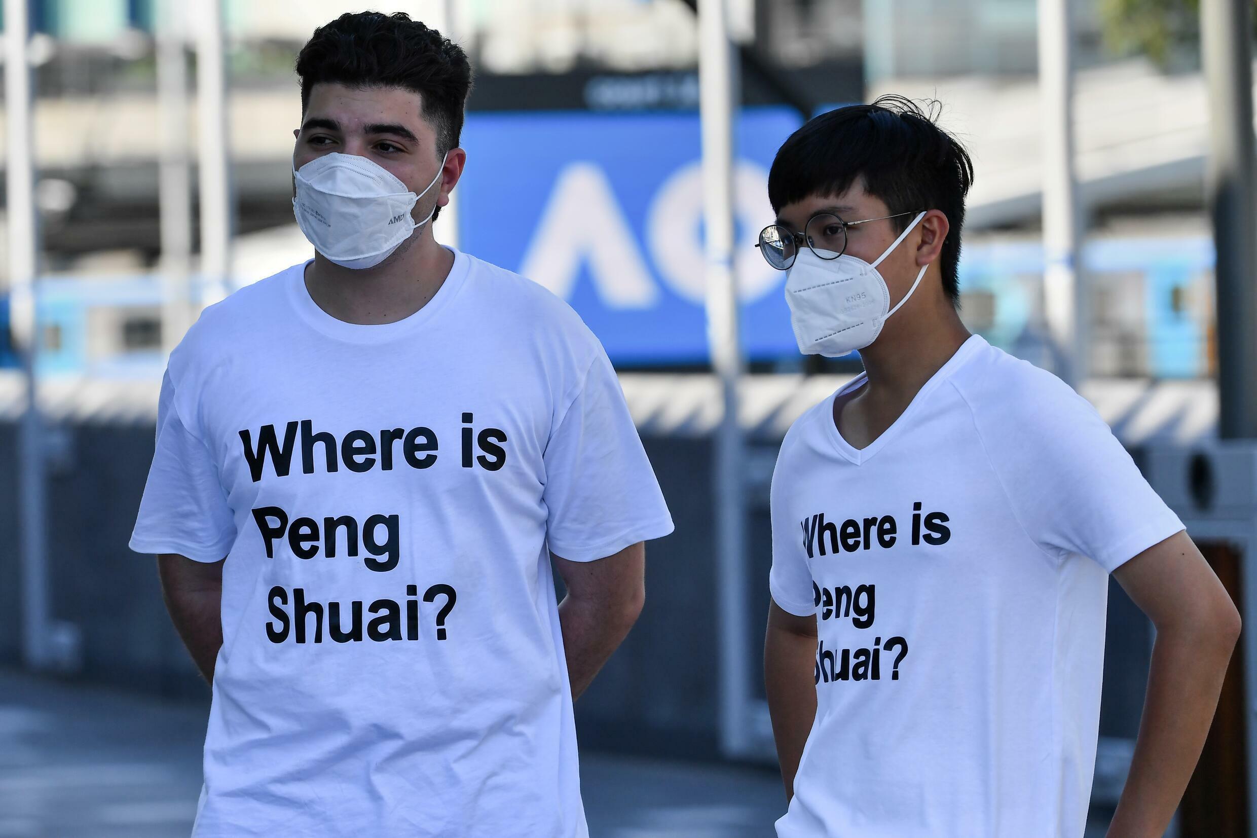Des militants des droits de l'Homme presenta dans une tribune de l'Open d'Australie, en Melbourne el 25 de enero de 2022 arborent des t-shirts proclamant: "Où se trouve Peng Shuai?"