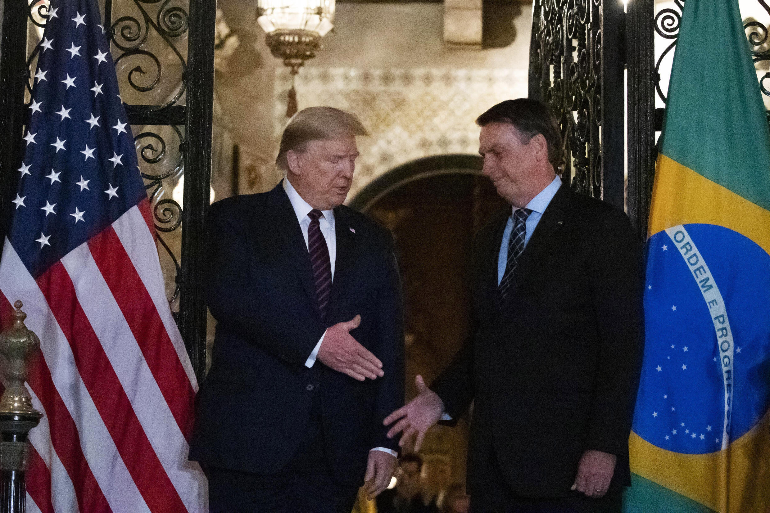 En esta foto de archivo del 7 de marzo de 2020, el presidente Donald Trump se da la mano antes de una cena con el presidente brasileño Jair Bolsonaro en Mar-a-Lago en Palm Beach, Florida.