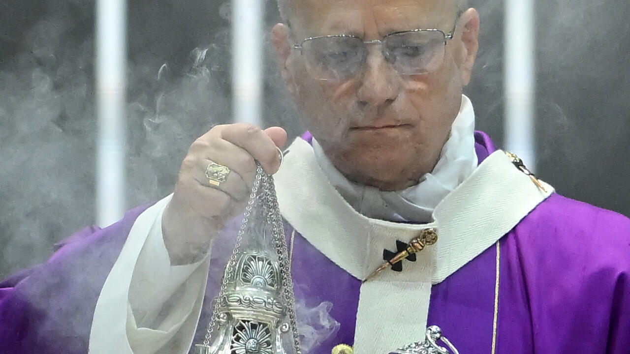 البابا يزور لبنان حاملا رسالة سلام إلى البلد الغارق في الأزمات