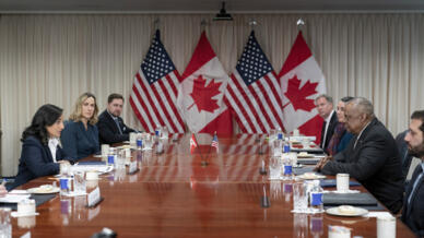 Estados Unidos y Canadá han elevado la vigilancia sobre sus espacios aéreos tras avistarse varios objetos voladores no identificados. El secretario de Defensa, Lloyd Austin (derecha), se reúne con la ministra de Defensa Nacional de Canadá, Anita Anand (izquierda), en el Pentágono en Washington, el viernes 10 de febrero de 2023.