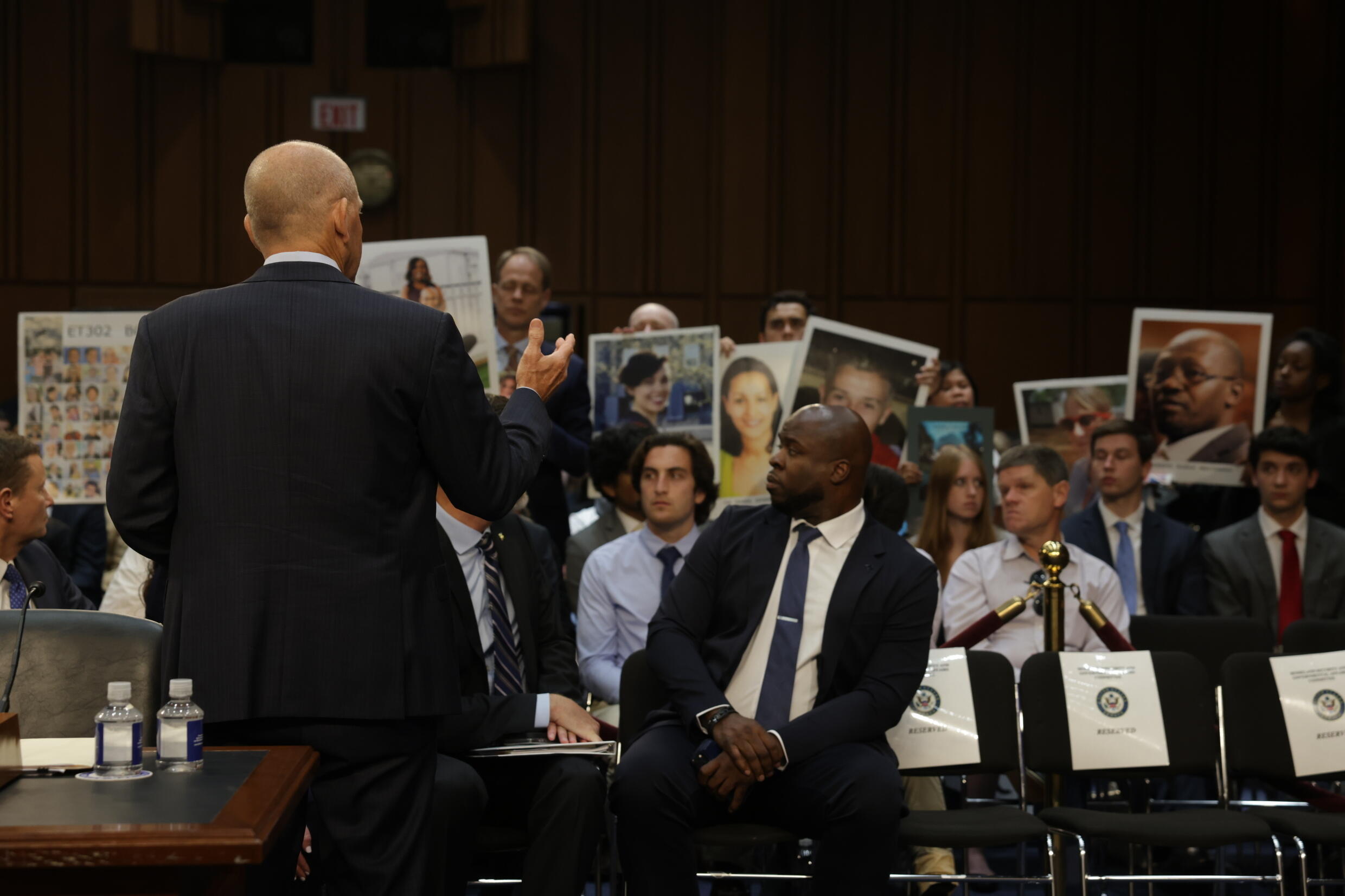 Dave Calhoun, patron de Boeing, présente des excuses aux proches de victimes de crashes de 2018 et 2019, à Washington le 18 juin 2024