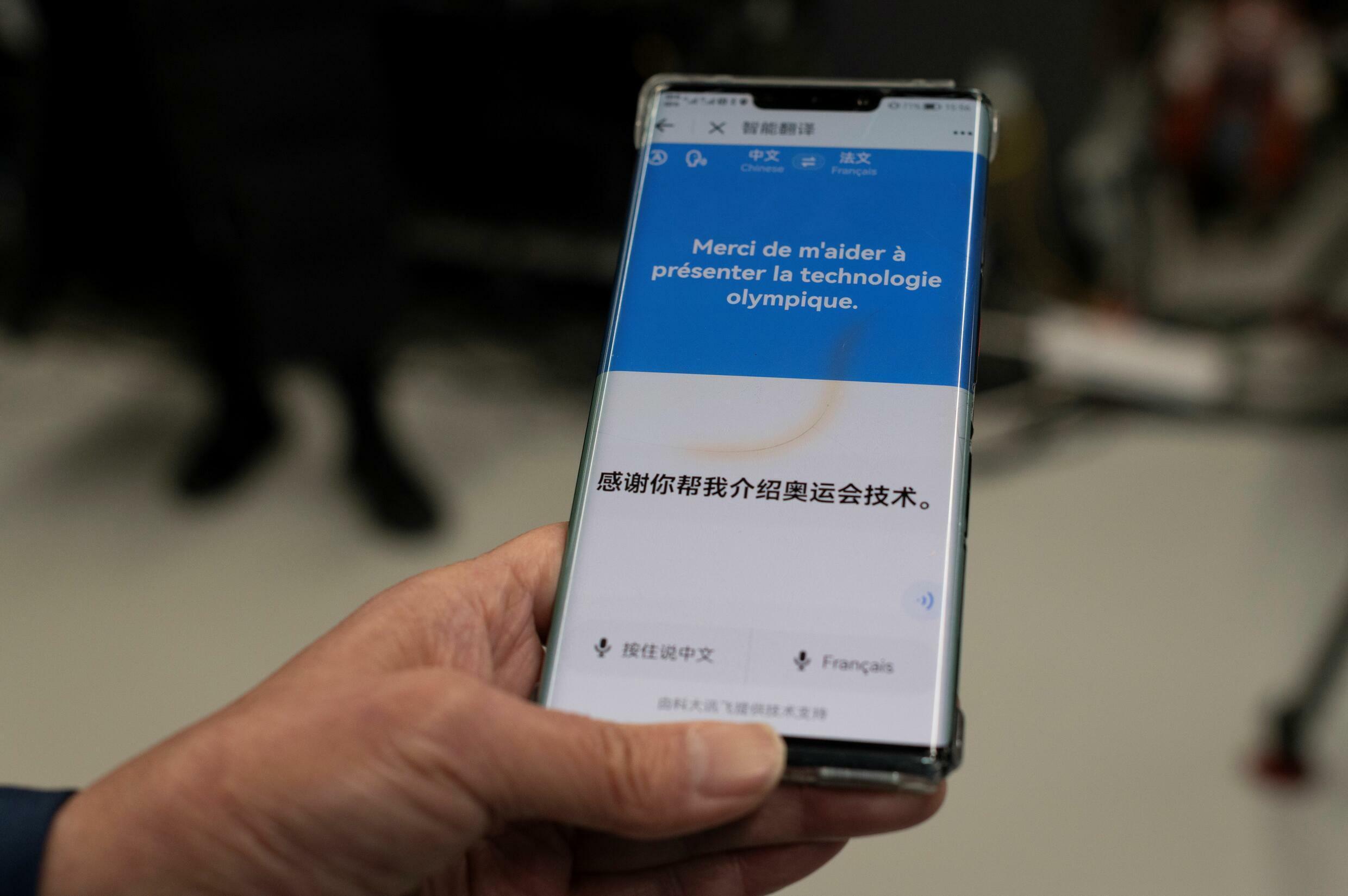 Yu Hong, du comité d'organisation des Jeux d'hiver presente une application dédiée aux Jeux "MI 2022"en Shougang Park, el 20 de enero de 2022