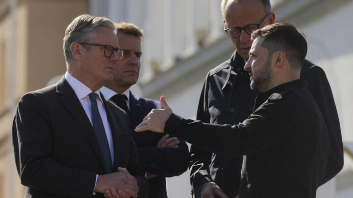 Desde la izquierda, el primer ministro del Reino Unido, Keir Starmer, el presidente francés, Emmanuel Macron, el canciller alemán, Friedrich Merz, y el presidente ucraniano, Volodímir Zelenski, ante el monumento a los soldados ucranianos caídos en la plaza de la Independencia de Kiev, Ucrania, el sábado 10 de mayo de 2025.