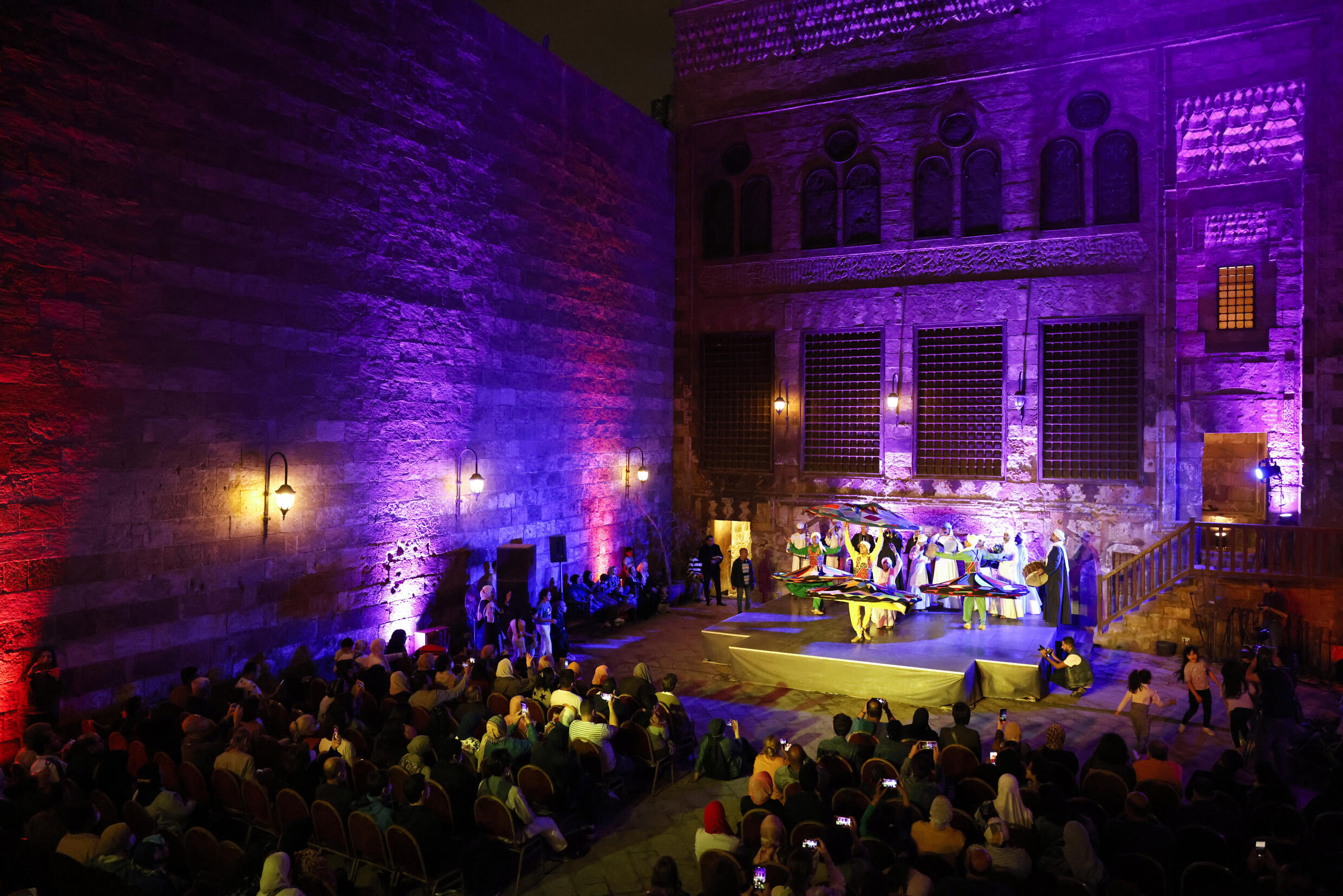 Aujourd'hui la jupe est considérée comme l'un des plus importants du tourisme égyptien, où certaines danseuses, notamment dans les hôtels et lieux de divertissement, installent des lumières sur leurs jupes pour un facteur de surprise supplémentaire, pour ravir les touristes et les spectateurs.