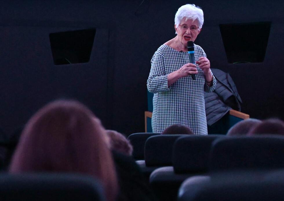 Lili Keller-Rosenberg s'adresse aux étudiants dans le planétarium du musée de la Coupole, à Helfaut, dans le nord de la France, le 25 janvier 2022.