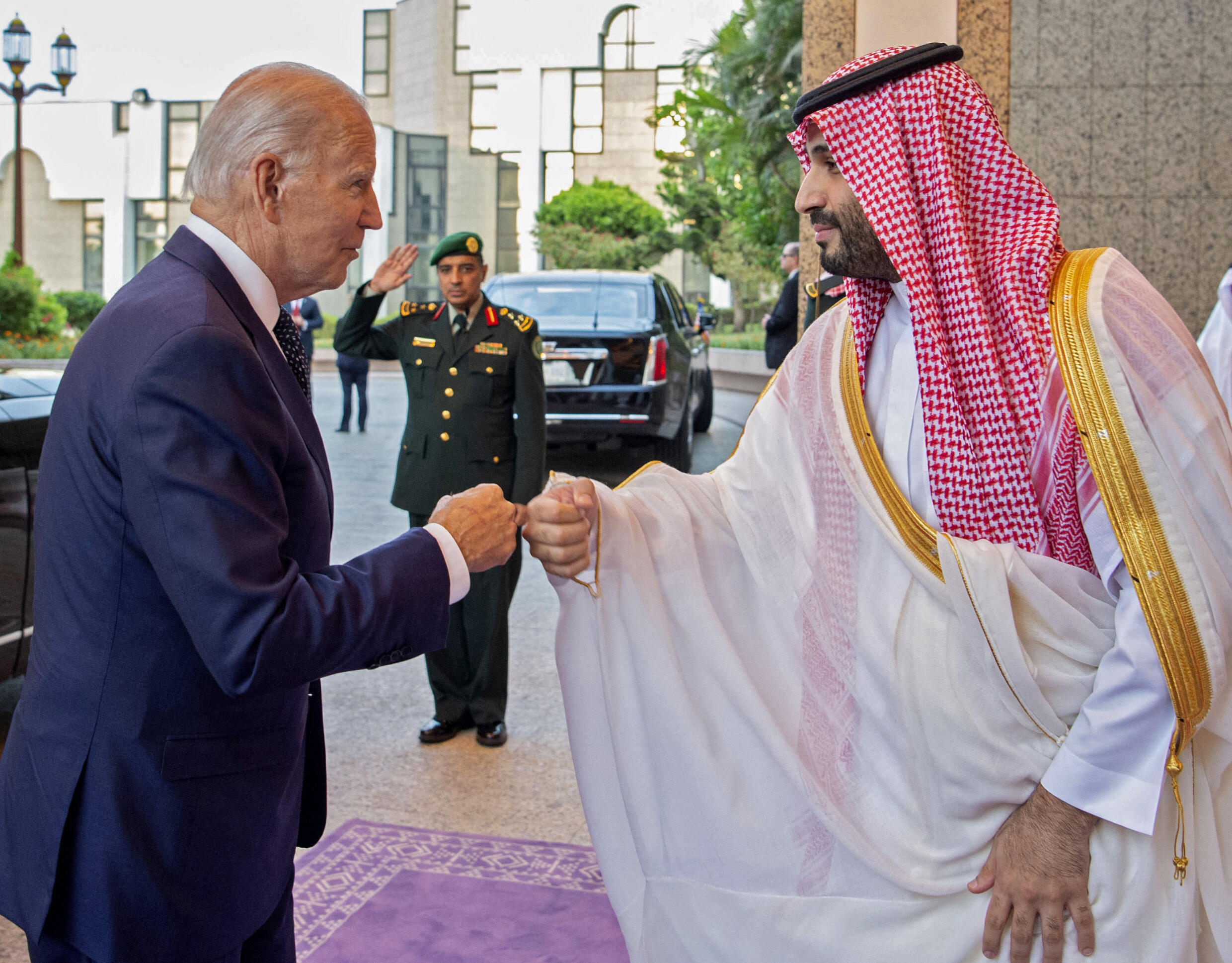 El príncipe heredero de Arabia Saudita, Mohammed bin Salman, saluda al presidente de los Estados Unidos, Joe Biden , a su llegada al Palacio Al Salman, en Jeddah.