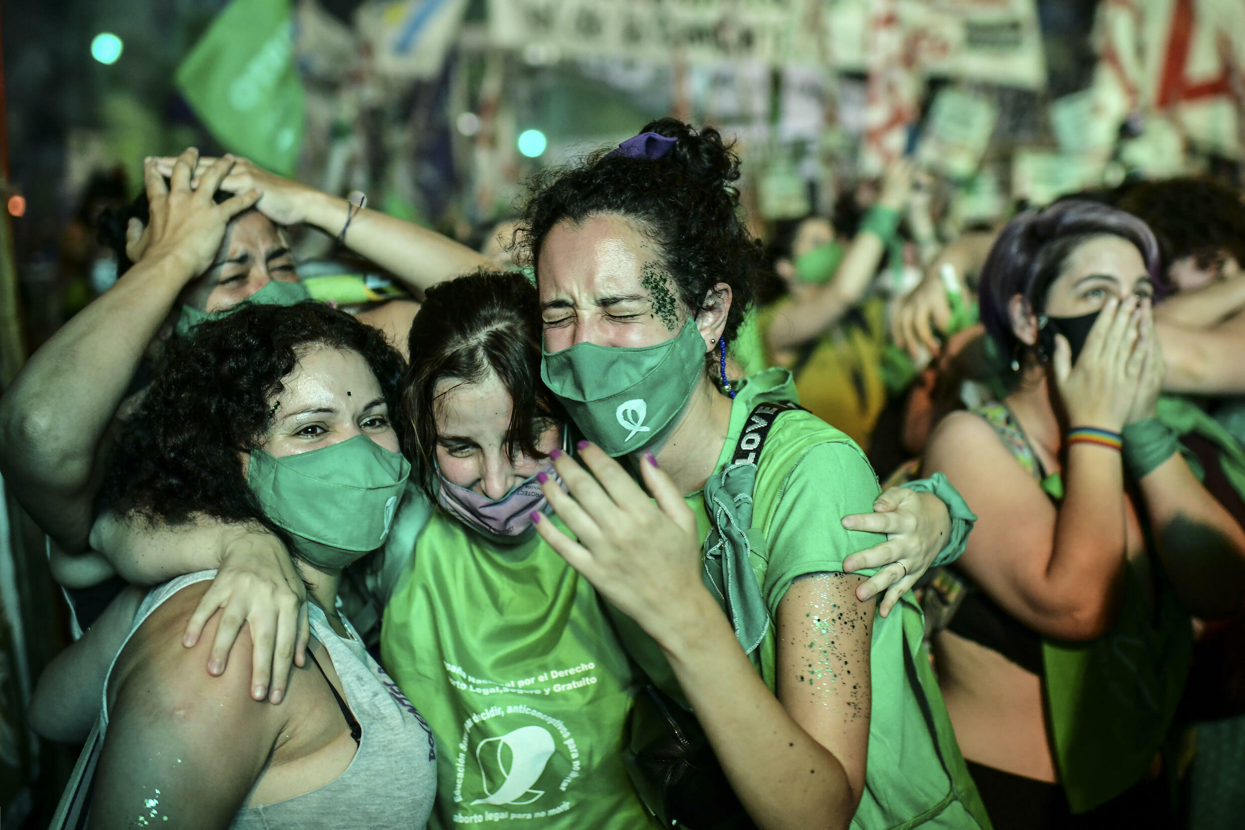Activistas a favor del aborto celebran en Buenos Aires cuando el Senado argentino aprueba un proyecto de ley para legalizar el aborto, 30 de diciembre de 2020.