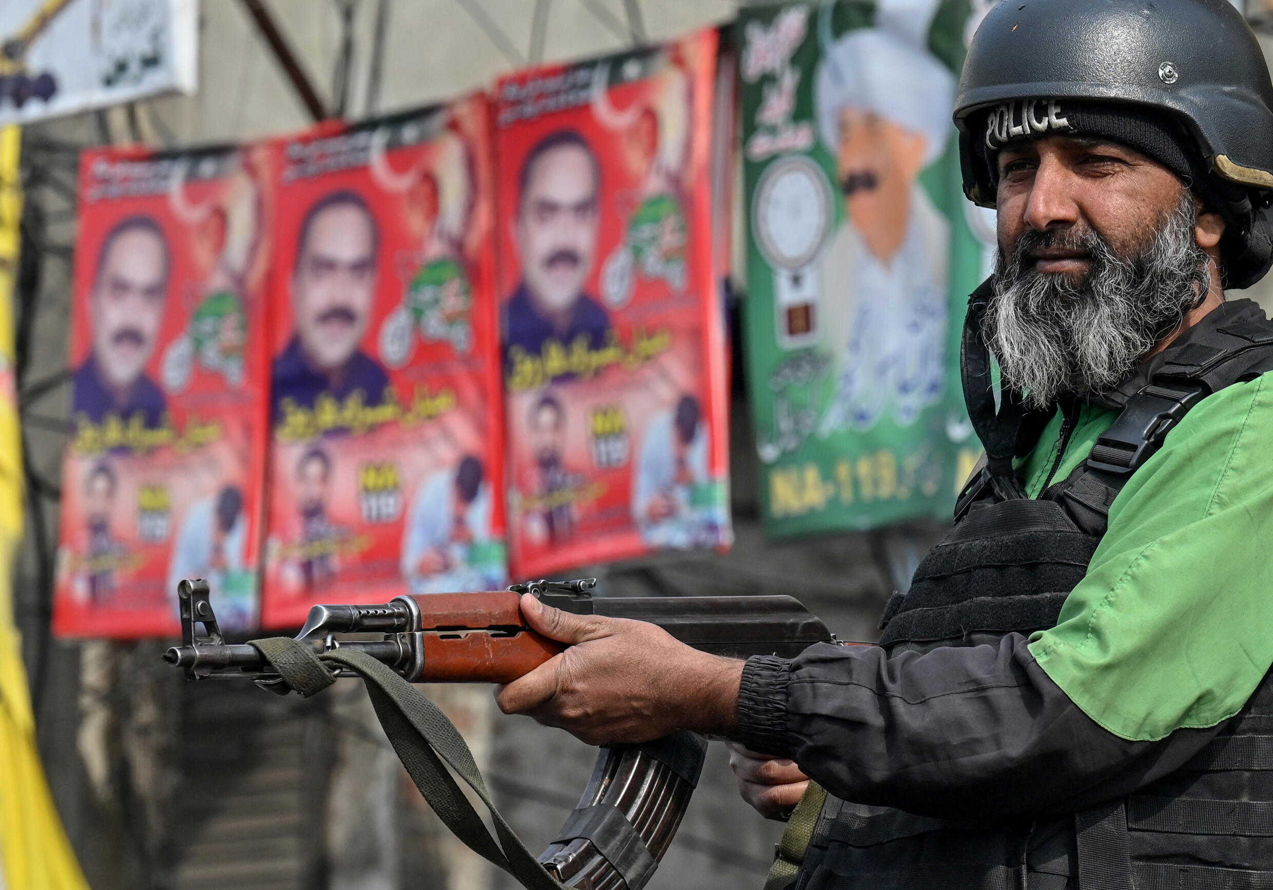 Un policier monte la garde devant un centre de distribution de matériel électoral, à Lahore au Pakistan le 7 février 2024